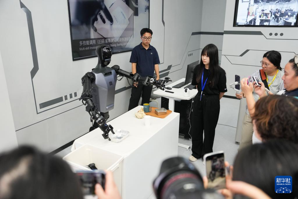 在北京经开区感受机器人产业创新发展