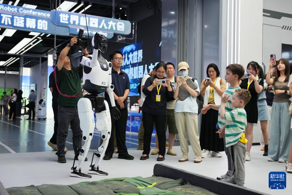 在北京经开区感受机器人产业创新发展