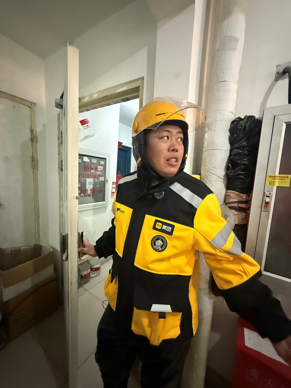 骑手预警及时警民联动化解火灾危机 美团已发“好人好事奖”和现金奖励