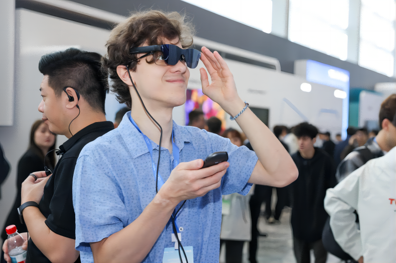 “人工智能+”赋能千行百业 “AI向实”落地万千场景 “人工智能+”赋能千行百业 “AI向实”落地万千场景