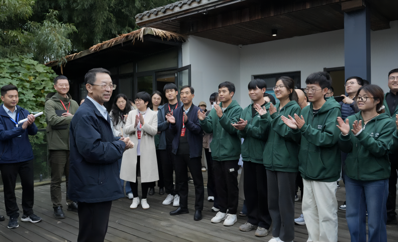 让论文写在大地上 让科技扎根田野