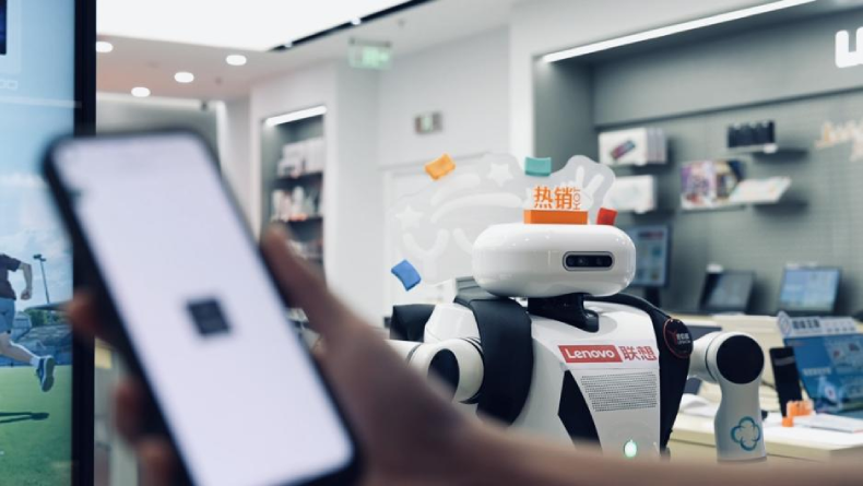 万仞AI机器人“悉悉”实现批量试制