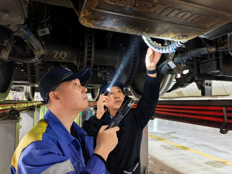 2026春运进行时丨高寒高铁“智驾”背后的“绘图师”