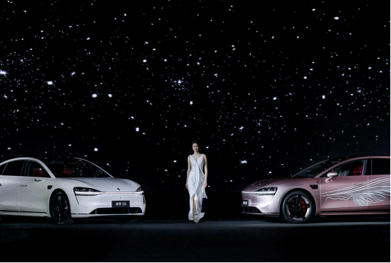 享界S9T星玫粉、享界S9月绒白亮相北京时装周