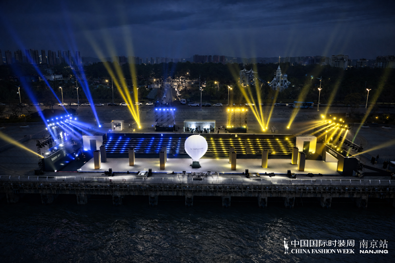 首登国际时装周T台 梦之蓝M9绵柔美学“绝摆”