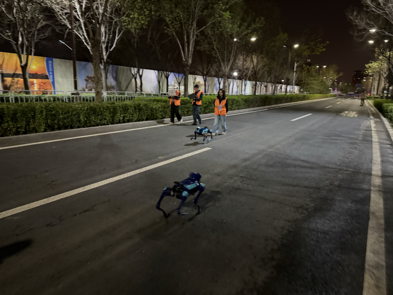 高德地图布局具身智能 将推出首款四足机器人 高德地图布局具身智能 将推出首款四足机器人