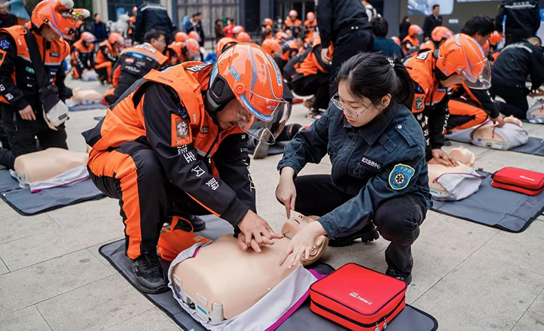 淘宝闪购将在12城举办“看见·城市与骑士”摄影展