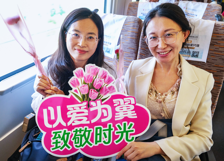 感恩母亲节 温情满车厢