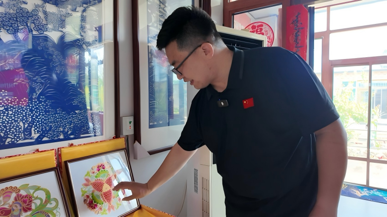 在槐树房村 遇见一位90后“剪纸HR”