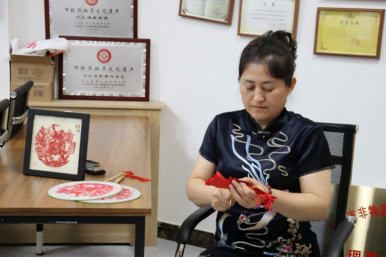 公主岭的“雪花” 飘入寻常百姓家——老怀德满族剪纸传承人闫雪玲