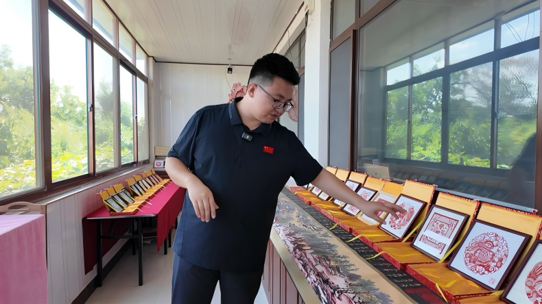 在槐树房村 遇见一位90后“剪纸HR”