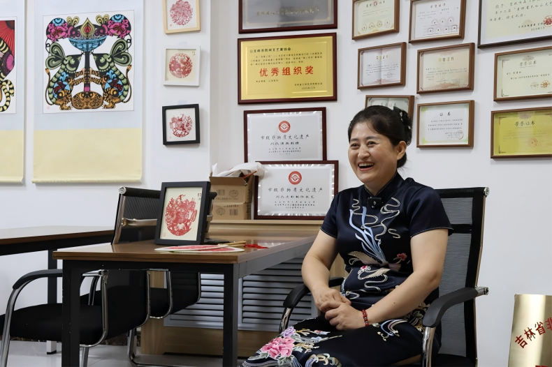 公主岭的“雪花” 飘入寻常百姓家——老怀德满族剪纸传承人闫雪玲
